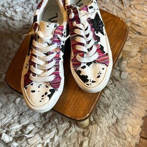 Very G White and Black Sneakers Artistic Design